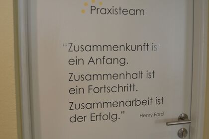 Teamtür Flur Obergeschoss - Therapiezentrum Königstein